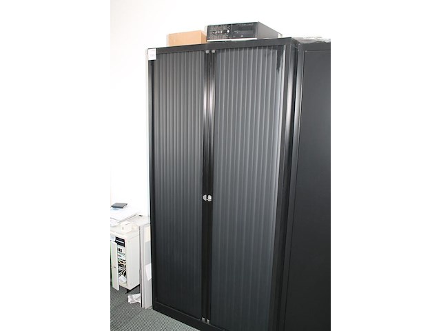 Archiefkast met twee roldeuren en afmeting 100 x 47 x 197 cm. sleutel aanwezig. let op: staat op 1e verdiep... - afbeelding 2 van  3
