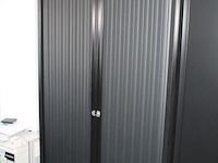 Archiefkast met twee roldeuren en afmeting 100 x 47 x 197 cm. sleutel aanwezig. let op: staat op 1e verdiep... - afbeelding 2 van  3