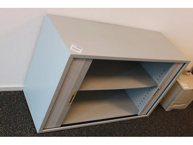 Archiefkast met twee roldeuren laag model. afmeting 120 x 45 cm. hoogte 75 cm - afbeelding 2 van  2