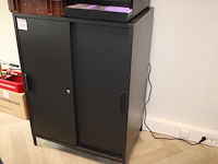 Archiefkast met twee schuifdeuren. afmeting 80 x 55 x 110 cm.