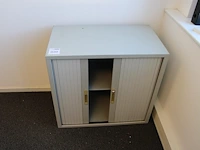 Archiefkastje met twee roldeuren. afmeting 80 x 45 cm. hoogte 73,5 cm