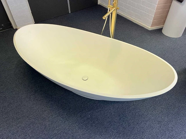 Arcqua - perre solid surface - vrijstaand bad 184 x 89 cm - afbeelding 1 van  4