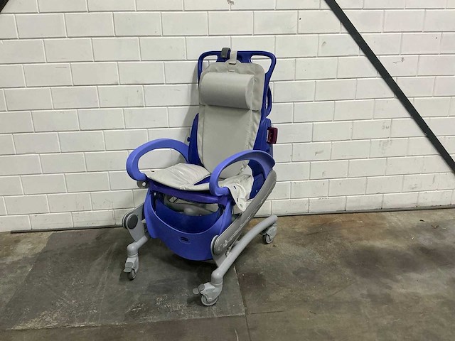 Arjo - carendo - elektrische douchestoel toiletstoel - afbeelding 1 van  6