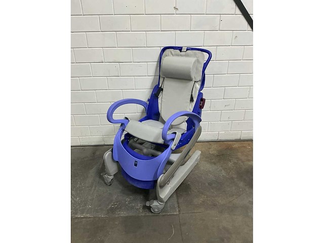 Arjo - carendo - elektrische douchestoel toiletstoel - afbeelding 2 van  4