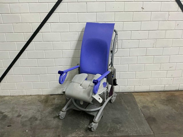 Arjo - carino - elektrische douchestoel toiletstoel - afbeelding 1 van  5