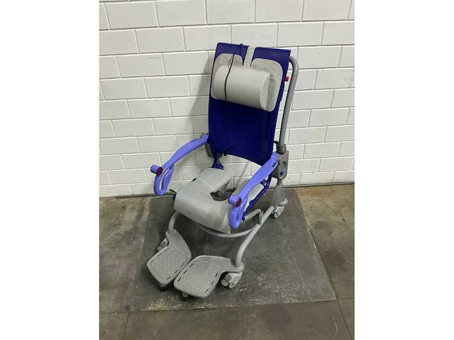 Arjo - carino - elektrische douchestoel toiletstoel - afbeelding 1 van  3