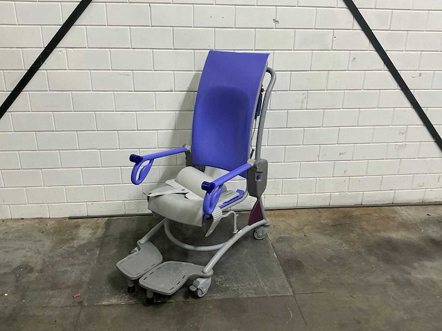Arjo - carino - elektrische douchestoel toiletstoel - afbeelding 1 van  3