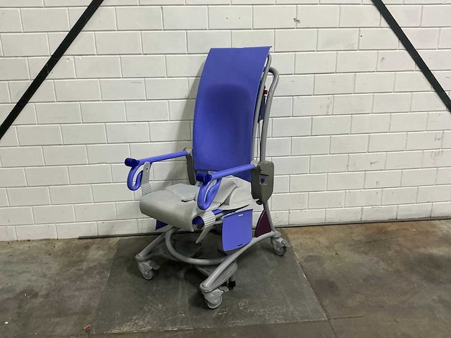 Arjo - carino - elektrische douchestoel toiletstoel - afbeelding 2 van  4
