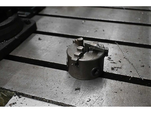Arm-950-12 pneumatische taparm met werktafel en diverse opspanklauwen - afbeelding 2 van  14