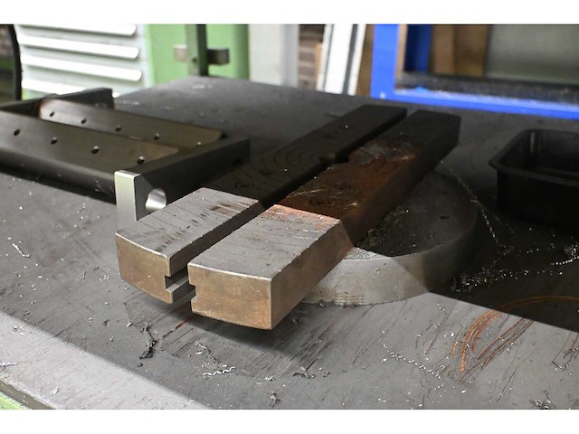 Arm-950-12 pneumatische taparm met werktafel en diverse opspanklauwen - afbeelding 5 van  14