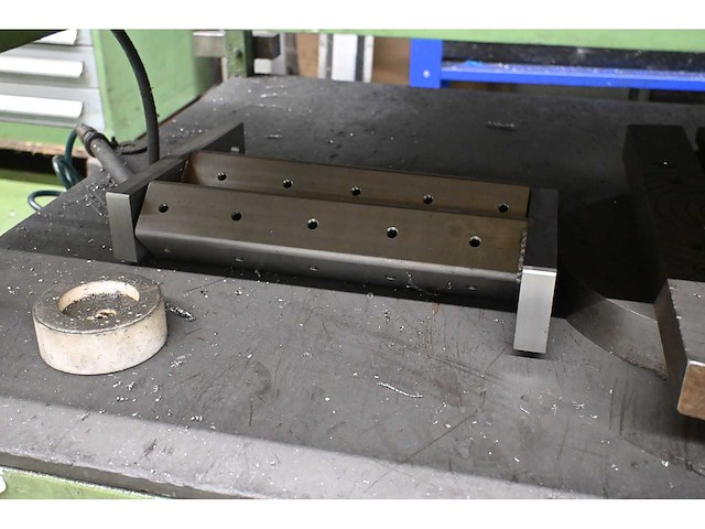 Arm-950-12 pneumatische taparm met werktafel en diverse opspanklauwen - afbeelding 14 van  14