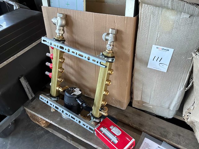 Armstrong vloerverwarming verdeler-set met pomp (4x) - afbeelding 1 van  4