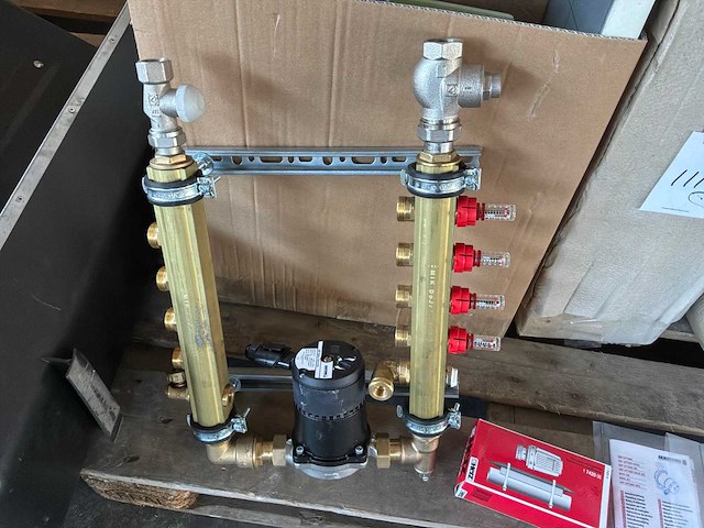 Armstrong vloerverwarming verdeler-set met pomp (4x) - afbeelding 2 van  4