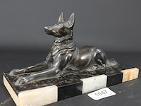 Art-deco bronzen hond op marmerplaveid basement - afbeelding 1 van  5