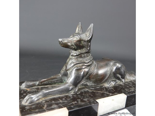 Art-deco bronzen hond op marmerplaveid basement - afbeelding 2 van  5
