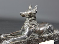 Art-deco bronzen hond op marmerplaveid basement - afbeelding 2 van  5