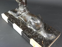 Art-deco bronzen hond op marmerplaveid basement - afbeelding 3 van  5