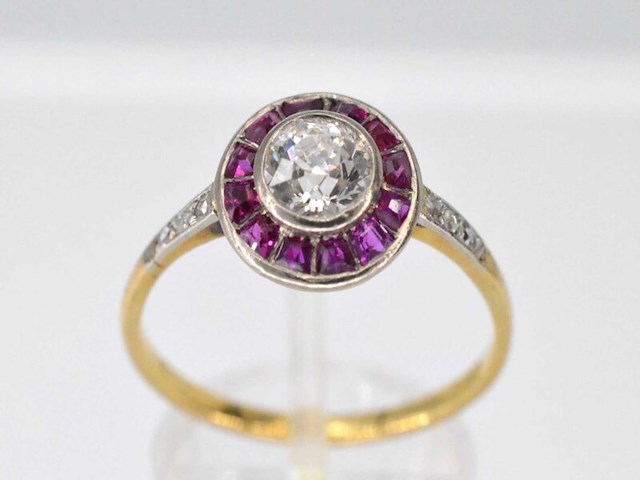 Art deco geelgouden ring met centrale diamant omringd door robijn - afbeelding 1 van  5