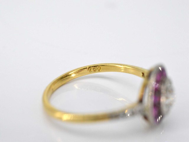 Art deco geelgouden ring met centrale diamant omringd door robijn - afbeelding 5 van  5