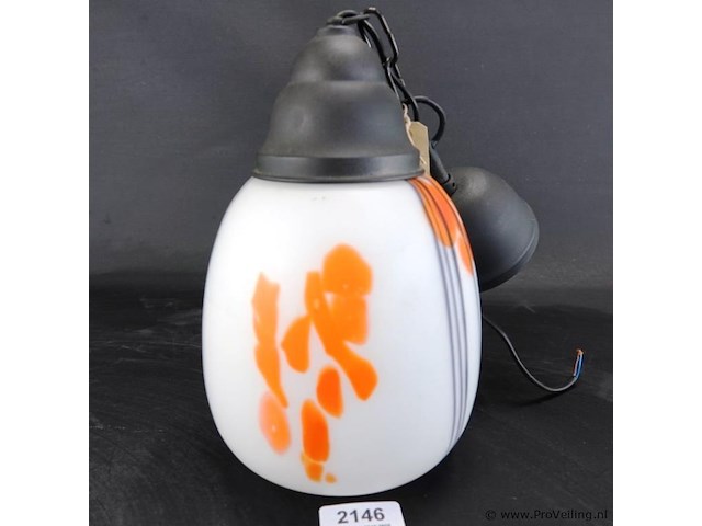Art deco hanglamp uit de jaren 30 met een witglazen kap en oranje accenten. - afbeelding 1 van  5