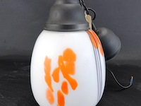 Art deco hanglamp uit de jaren 30 met een witglazen kap en oranje accenten. - afbeelding 1 van  5