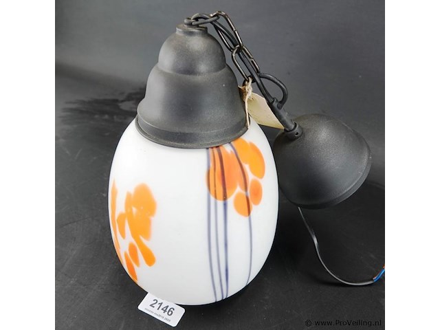 Art deco hanglamp uit de jaren 30 met een witglazen kap en oranje accenten. - afbeelding 2 van  5