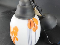 Art deco hanglamp uit de jaren 30 met een witglazen kap en oranje accenten. - afbeelding 2 van  5