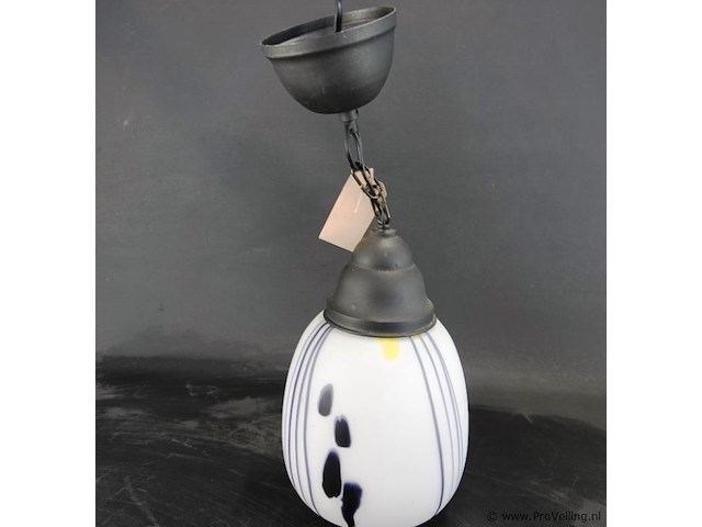 Art deco hanglamp uit de jaren 30 met een witglazen kap en oranje accenten. - afbeelding 3 van  5