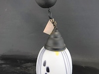 Art deco hanglamp uit de jaren 30 met een witglazen kap en oranje accenten. - afbeelding 3 van  5