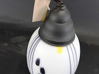 Art deco hanglamp uit de jaren 30 met een witglazen kap en oranje accenten. - afbeelding 4 van  5