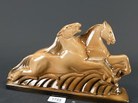 Art deco keramieken beeld van twee rennende paarden, waarschijnlijk frankrijk 1920-1949 - afbeelding 1 van  5