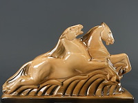 Art deco keramieken beeld van twee rennende paarden, waarschijnlijk frankrijk 1920-1949 - afbeelding 2 van  5