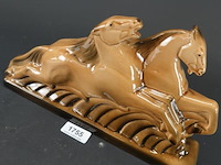 Art deco keramieken beeld van twee rennende paarden, waarschijnlijk frankrijk 1920-1949 - afbeelding 3 van  5