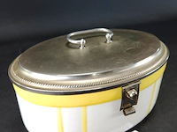 Art deco koektrommel met vernikkeld deksel en gele decoratie op een witte ondergrond, vermoedelijk gemaakt rond de jaren 1920-1930 - afbeelding 1 van  5