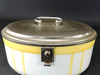 Art deco koektrommel met vernikkeld deksel en gele decoratie op een witte ondergrond, vermoedelijk gemaakt rond de jaren 1920-1930 - afbeelding 2 van  5
