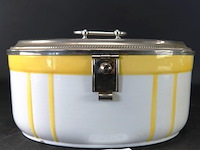 Art deco koektrommel met vernikkeld deksel en gele decoratie op een witte ondergrond, vermoedelijk gemaakt rond de jaren 1920-1930 - afbeelding 3 van  5