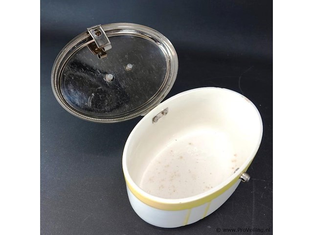 Art deco koektrommel met vernikkeld deksel en gele decoratie op een witte ondergrond, vermoedelijk gemaakt rond de jaren 1920-1930 - afbeelding 4 van  5