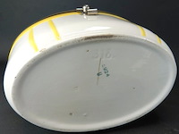 Art deco koektrommel met vernikkeld deksel en gele decoratie op een witte ondergrond, vermoedelijk gemaakt rond de jaren 1920-1930 - afbeelding 5 van  5