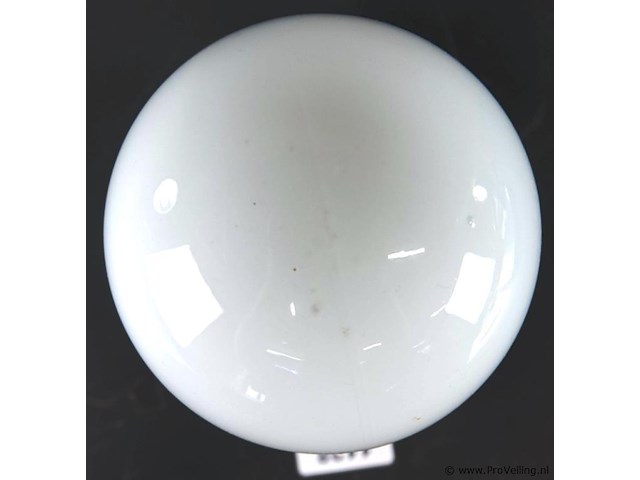 Art deco plafondlamp vervaardigd in duitsland rond de jaren 20. porselein met opaline - afbeelding 3 van  6