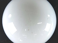 Art deco plafondlamp vervaardigd in duitsland rond de jaren 20. porselein met opaline - afbeelding 3 van  6