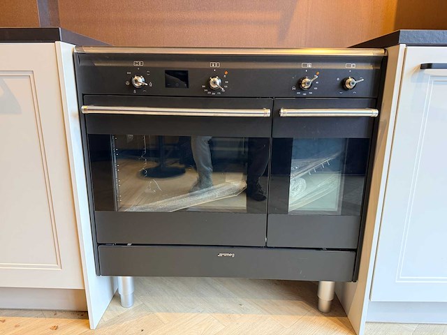 Artego - showroomkeuken met smeg apparatuur - afbeelding 2 van  24