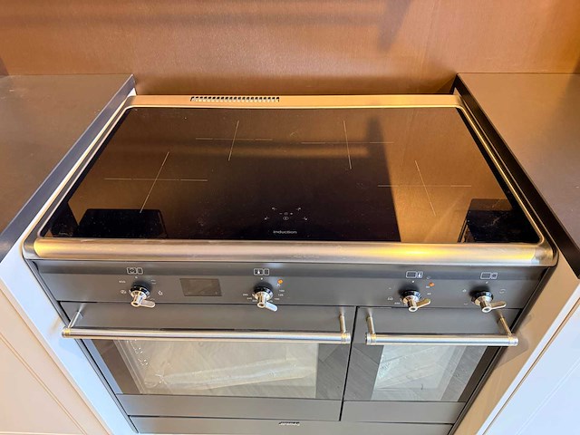 Artego - showroomkeuken met smeg apparatuur - afbeelding 3 van  24