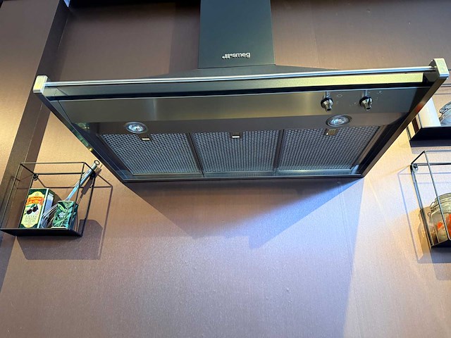 Artego - showroomkeuken met smeg apparatuur - afbeelding 7 van  24