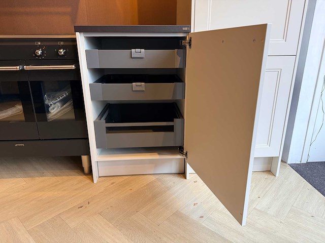 Artego - showroomkeuken met smeg apparatuur - afbeelding 8 van  24