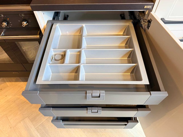 Artego - showroomkeuken met smeg apparatuur - afbeelding 11 van  24