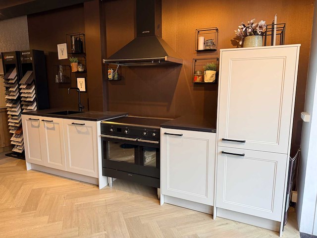Artego - showroomkeuken met smeg apparatuur - afbeelding 1 van  24