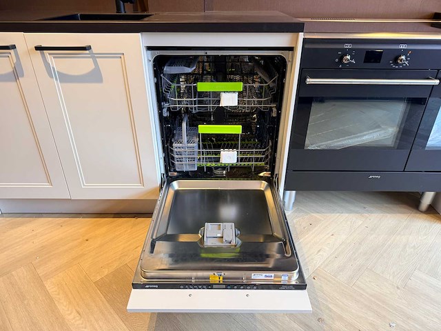 Artego - showroomkeuken met smeg apparatuur - afbeelding 23 van  24