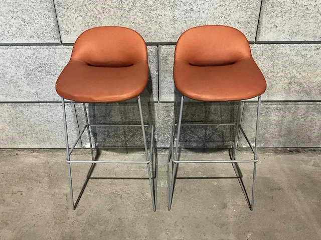 Artifort - beso - gestoffeerde barkruk met rugleuning (2x) - afbeelding 1 van  6