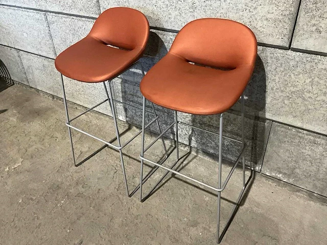 Artifort - beso - gestoffeerde barkruk met rugleuning (2x) - afbeelding 2 van  6