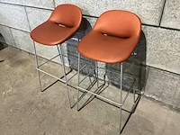 Artifort - beso - gestoffeerde barkruk met rugleuning (2x) - afbeelding 2 van  6